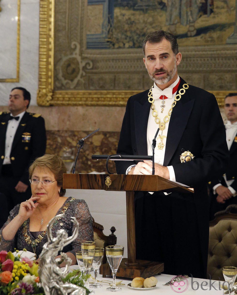 El Rey Felipe ofreciendo un discurso en su primera cena de gala como Rey