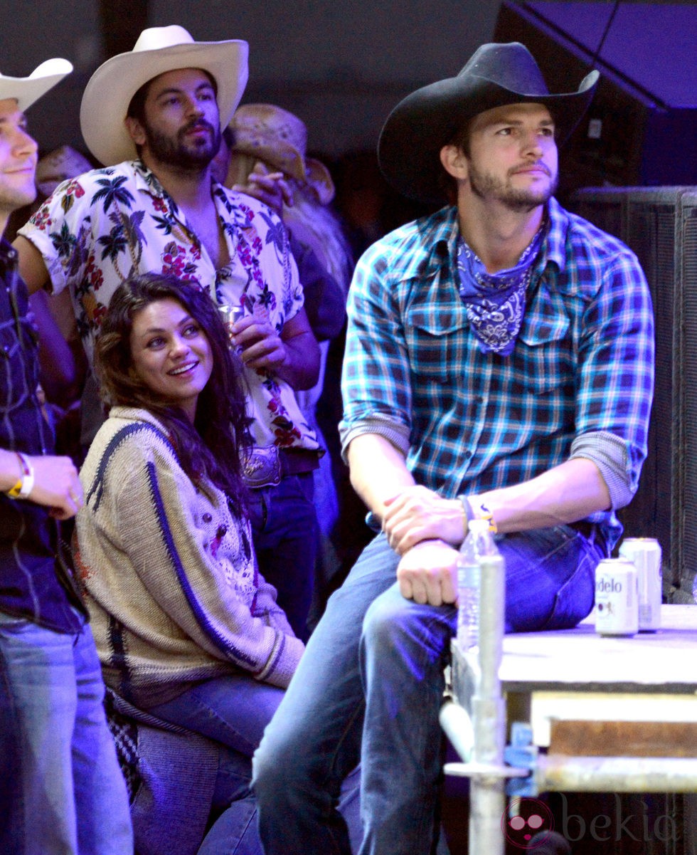 Ashton Kutcher y Mila Kunis en el Festival de Música Country de California