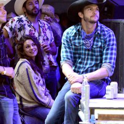 Ashton Kutcher y Mila Kunis en el Festival de Música Country de California