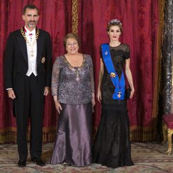 Los Reyes Felipe y Letizia con Michelle Bachelet en su primera cena de gala como Reyes