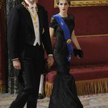 Los Reyes Felipe y Letizia llegando a su primera cena de gala como Reyes