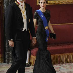 Los Reyes Felipe y Letizia llegando a su primera cena de gala como Reyes