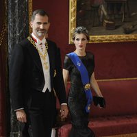 Los Reyes Felipe y Letizia llegando a su primera cena de gala como Reyes