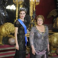 La Reina Letizia y Michelle Bachelet en la cena de gala ofrecida en honor de la Presidenta de Chile