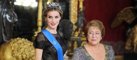 La Reina Letizia y Michelle Bachelet en la cena de gala ofrecida en honor de la Presidenta de Chile