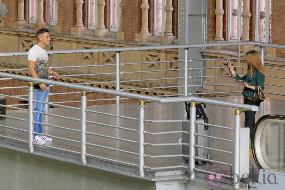 Alejandro y Estela de 'Adán y Eva' en la estación de Atocha