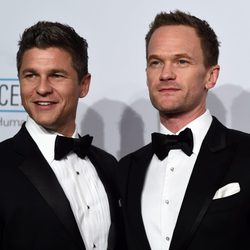 Neil Patrick y David Burtka en una gala de la Fundación Elton John AIDS 