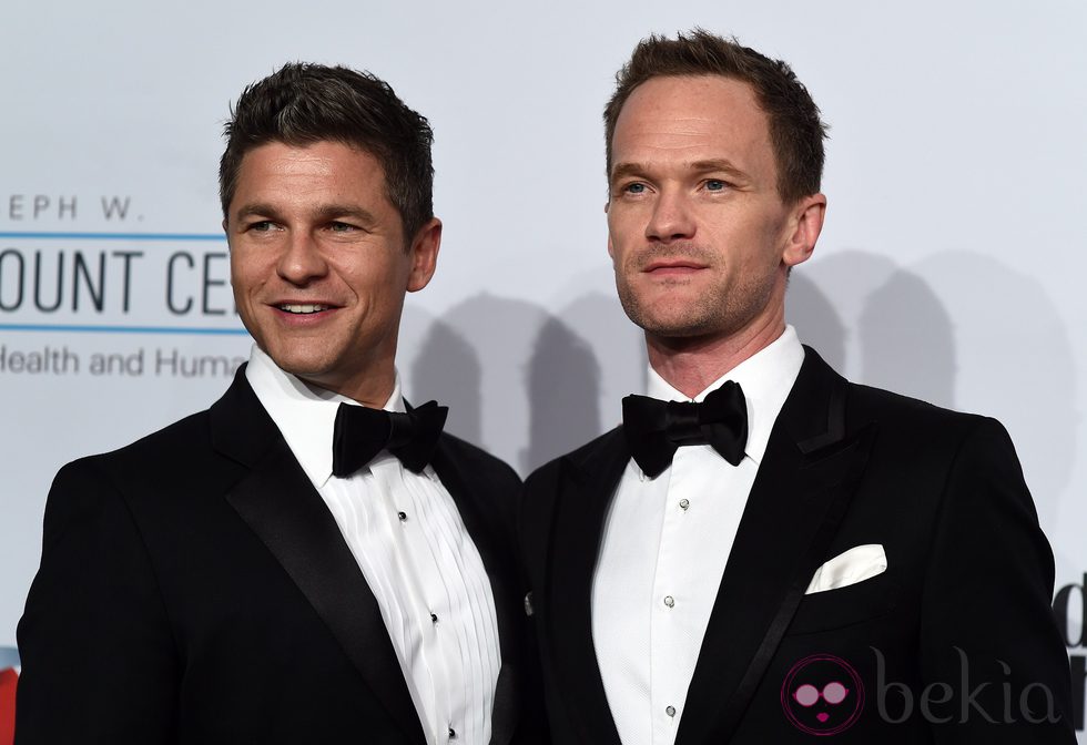 Neil Patrick y David Burtka en una gala de la Fundación Elton John AIDS 