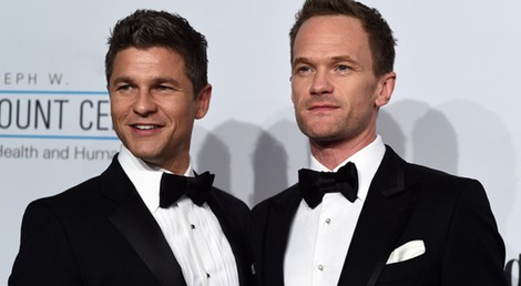 Neil Patrick y David Burtka en una gala de la Fundación Elton John AIDS 