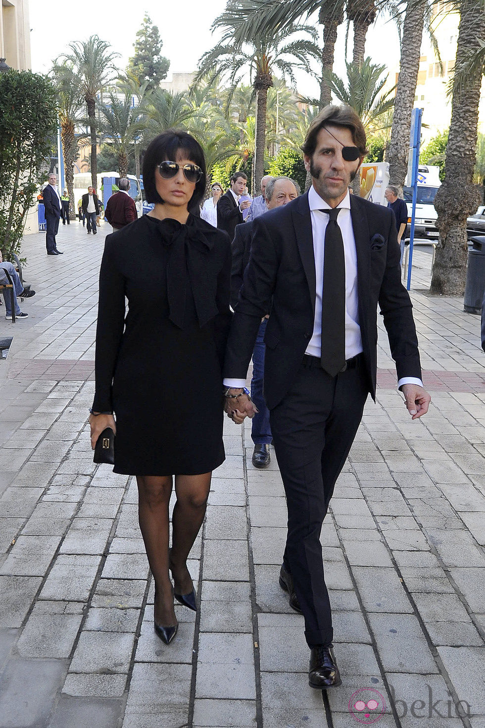 Juan José Padilla y Lidia Cabello en el entierro de José María Manzanares padre