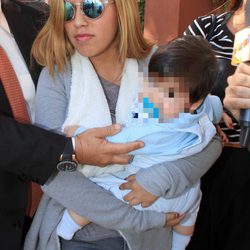 Chabelita Pantoja con su hijo Alberto Isla en brazos llegando a una comisaría de Sevilla