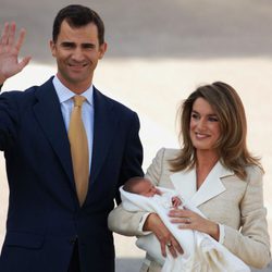 Los Príncipes Felipe y Letizia presentando a la salida del hospital a la Infanta Leonor