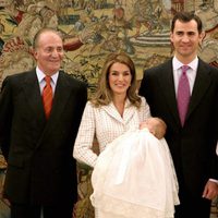 Los Reyes Juan Carlos y Sofía y los Príncipes Felipe y Letizia con la Infanta Leonor en su bautizo