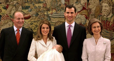 Los Reyes Juan Carlos y Sofía y los Príncipes Felipe y Letizia con la Infanta Leonor en su bautizo