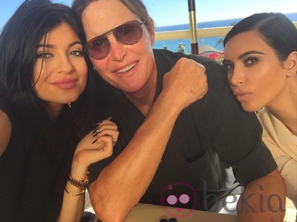 Bruce Jenner celebra su 65º cumpleaños con sus hijas