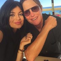 Bruce Jenner celebra su 65º cumpleaños con sus hijas