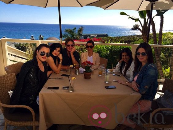 Bruce Jenner celebra su cumpleaños con Kylie, Kendall, Kim, Kourtney y Khloe