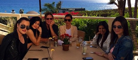 Bruce Jenner celebra su cumpleaños con Kylie, Kendall, Kim, Kourtney y Khloe