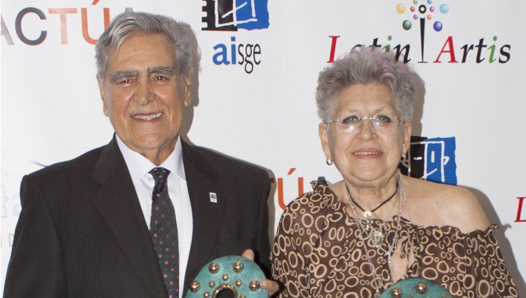 Pilar Bardem y Eric del Castillo reciben los Premios Latin Artis 2014