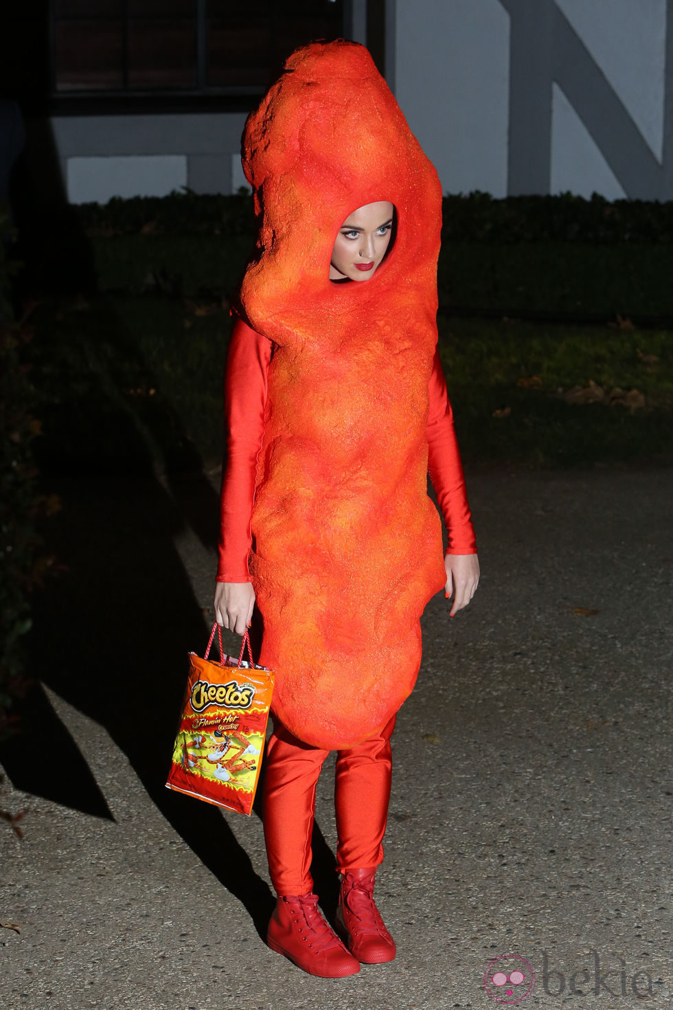 Katy Perry disfrazada de Cheetos en una fiesta de Halloween