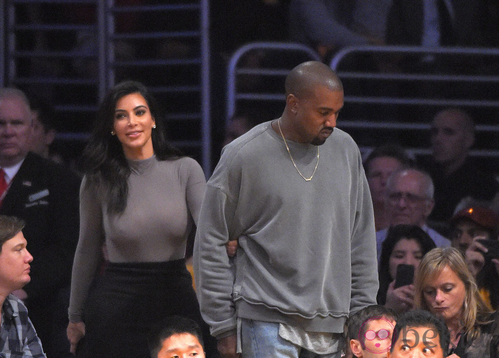 Kim Kardashian y Kanye West en un partido de Los Lakers