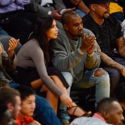 Kim Kardashian enseña la faja en un partido de Los Lakers al que acudió con Kanye West