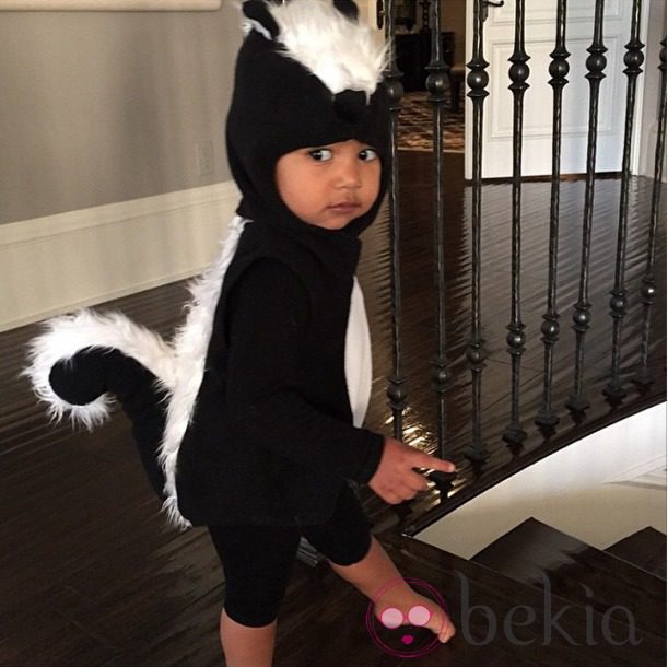 North West disfrazada de mofeta en Halloween 2014