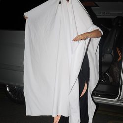 Lady Gaga improvisa un disfraz de fantasma en Halloween 2014