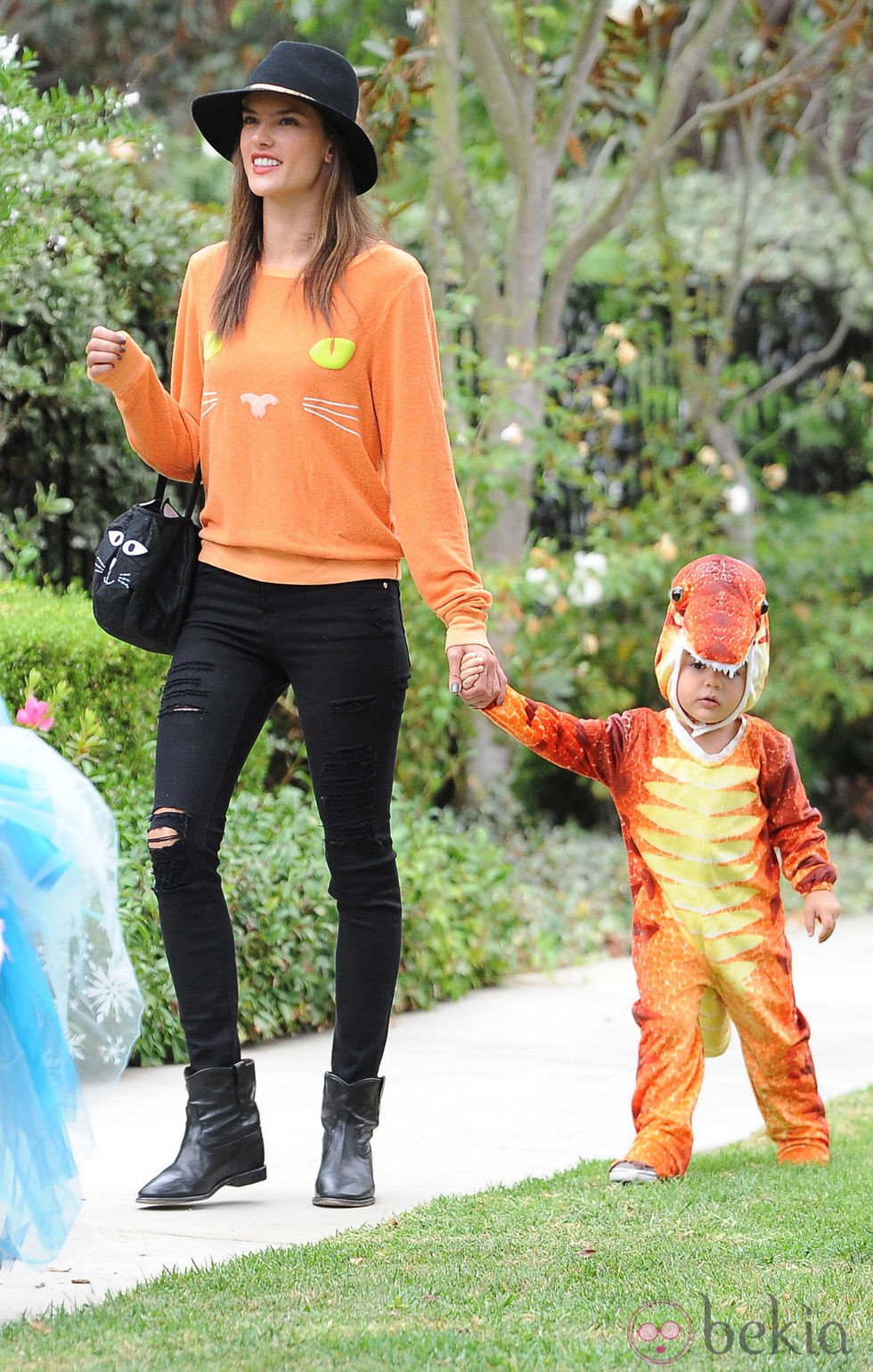 Alessandra Ambrosio asiste a una fiesta de Halloween 2014 con su familia