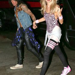 Adam Levine y Behati Prinsloo van a una fiesta de Halloween 2014 en Sherman Oaks