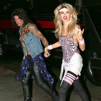 Adam Levine y Behati Prinsloo van a una fiesta de Halloween 2014 en Sherman Oaks