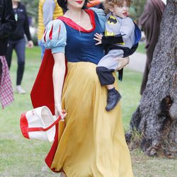 Molly Sims disfruta Halloween 2014 con su hijo