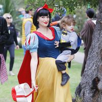 Molly Sims disfruta Halloween 2014 con su hijo