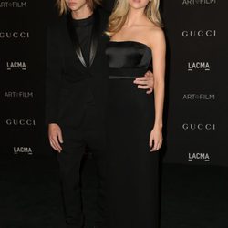 William Peltz y Nicola Peltz en la gala LACMA Art + FIlm 2014