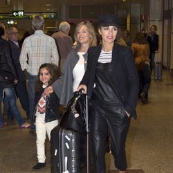 Paula Echevarría con su hija y su madre tras volver de París