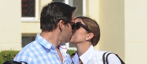 Luis Alfonso de Borbón y Margarita Vargas se dan un beso en Mijas