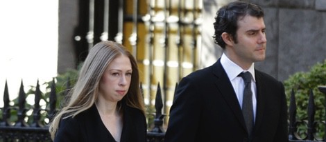 Chelsea Clinton y Marc Mezvinsky en el funeral de Oscar de la Renta en Nueva York