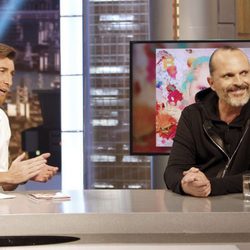 Pablo Motos entrevistando a Miguel Bosé en 'El Hormiguero'