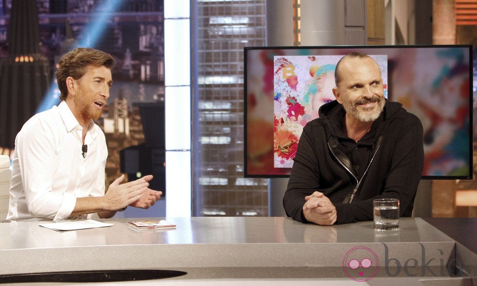 Pablo Motos entrevistando a Miguel Bosé en 'El Hormiguero'