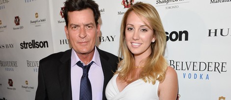 Charlie Sheen y Brett Rossi en la fiesta del torneo de golf solidario 'Joe Carter'