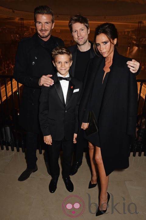 Romeo Beckham junto a sus padres, Victoria y David Beckham, en la premiere de la campaña navideña de Burberry 2014