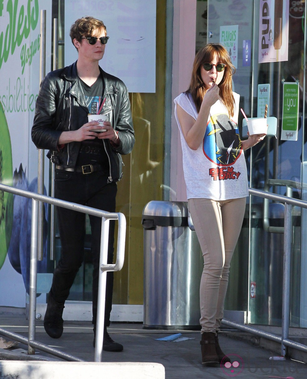 Dakota Johnson y Matthew Hitt pasean por las calles de Los Ángeles