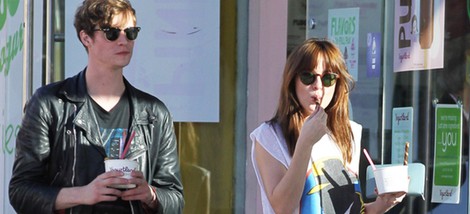 Dakota Johnson y Matthew Hitt pasean por las calles de Los Ángeles