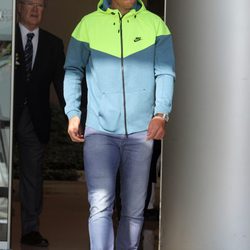 Rafa Nadal saliendo del hospital tras ser operado de apendicitis