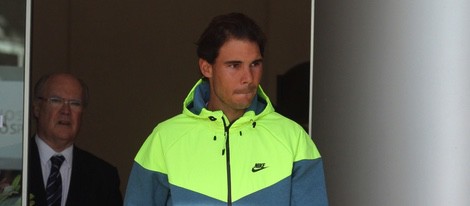 Rafa Nadal saliendo del hospital tras ser operado de apendicitis