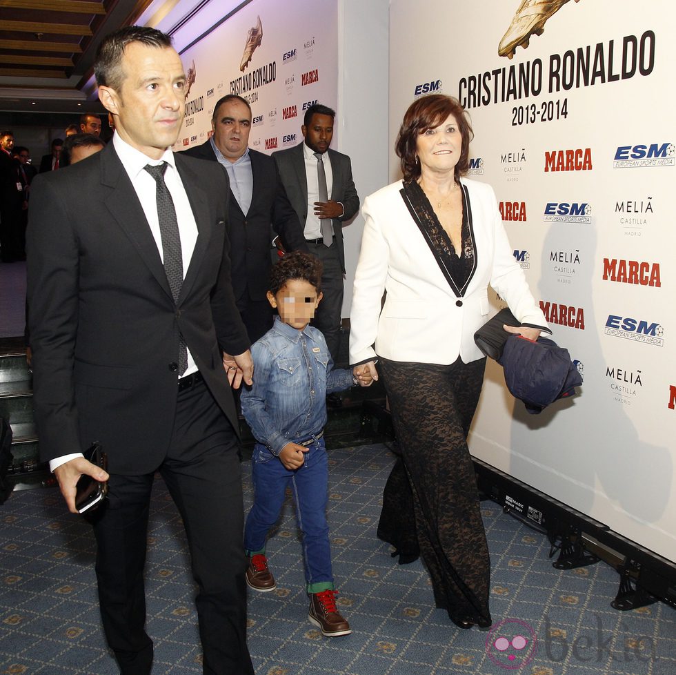 Jorge Mendes, Cristiano Ronaldo Junior y Dolores Aveiro en la entrega de la Bota de Oro 2014