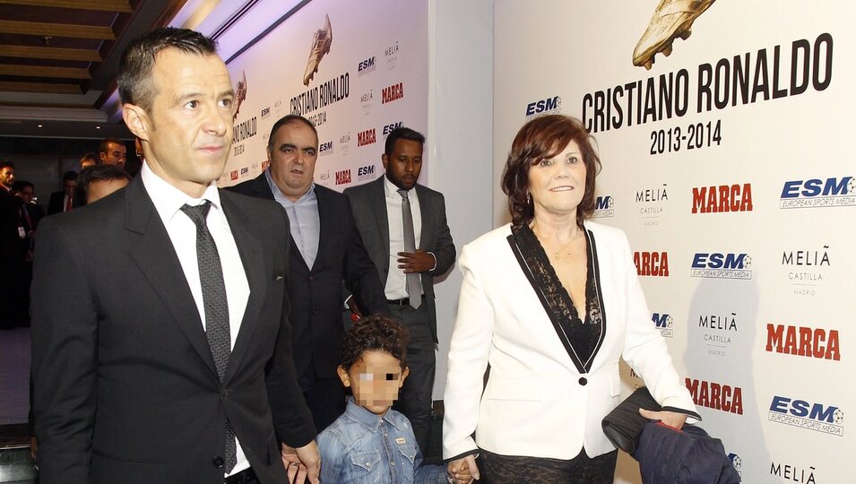 Jorge Mendes, Cristiano Ronaldo Junior y Dolores Aveiro en la entrega de la Bota de Oro 2014