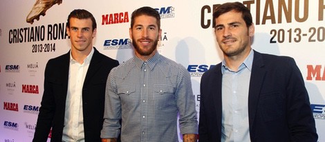 Gareth Bale, Sergio Ramos e Iker Casillas en la entrega de la Bota de Oro 2014 a Cristiano Ronaldo