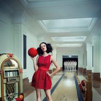 Eva Green juega a los bolos en el mes de agosto del Calendario Campari 2015