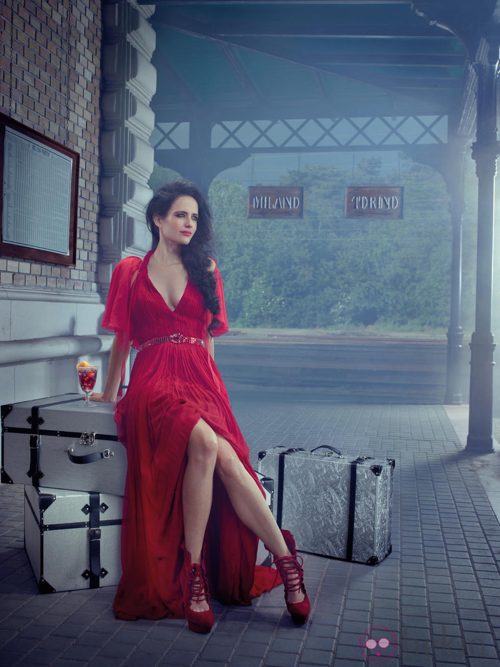 Eva Green se va de viaje en el mes de marzo del Calendario Campari 2015